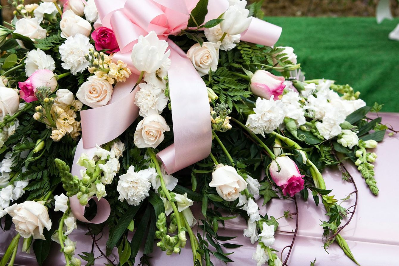 Elegante copribara con nastro e fiori freschi