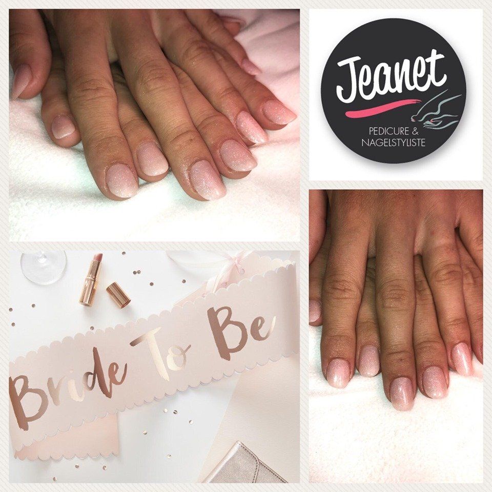 Verzorgde handen met lichtroze nagels naast een bord met de tekst