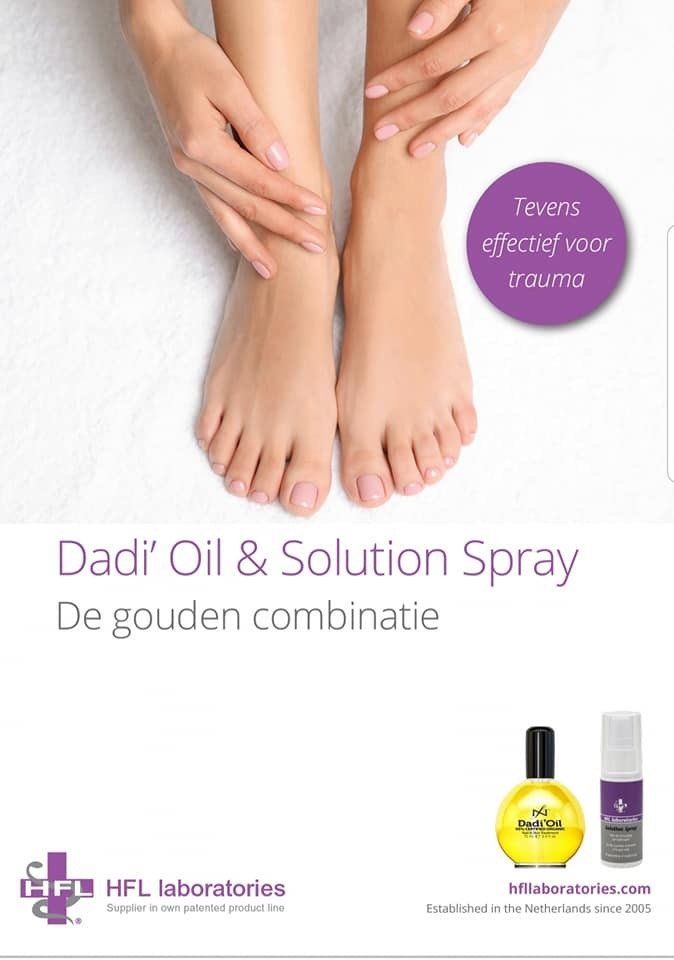 Handen en voeten met paarse spa-productreclame voor