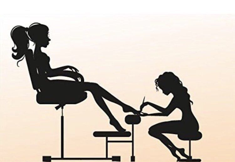 Silhouet van een pedicure in een salon, waarbij een klant ontspant terwijl een technicus haar voet behandelt.