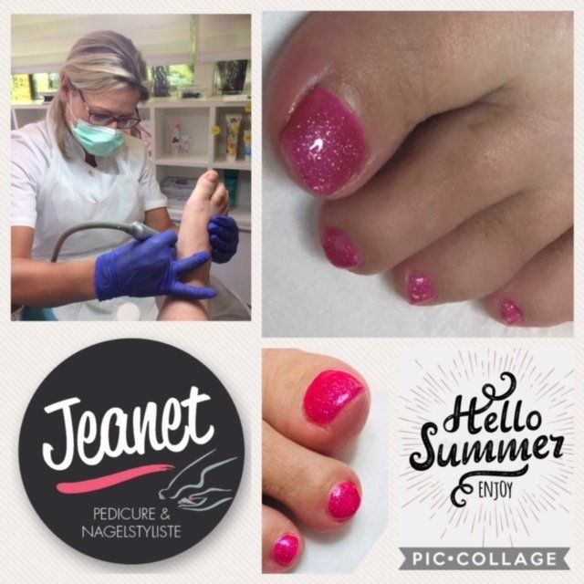 Collage van een nagelsalon: roze glitterpedicure en -manicure met de tekst 