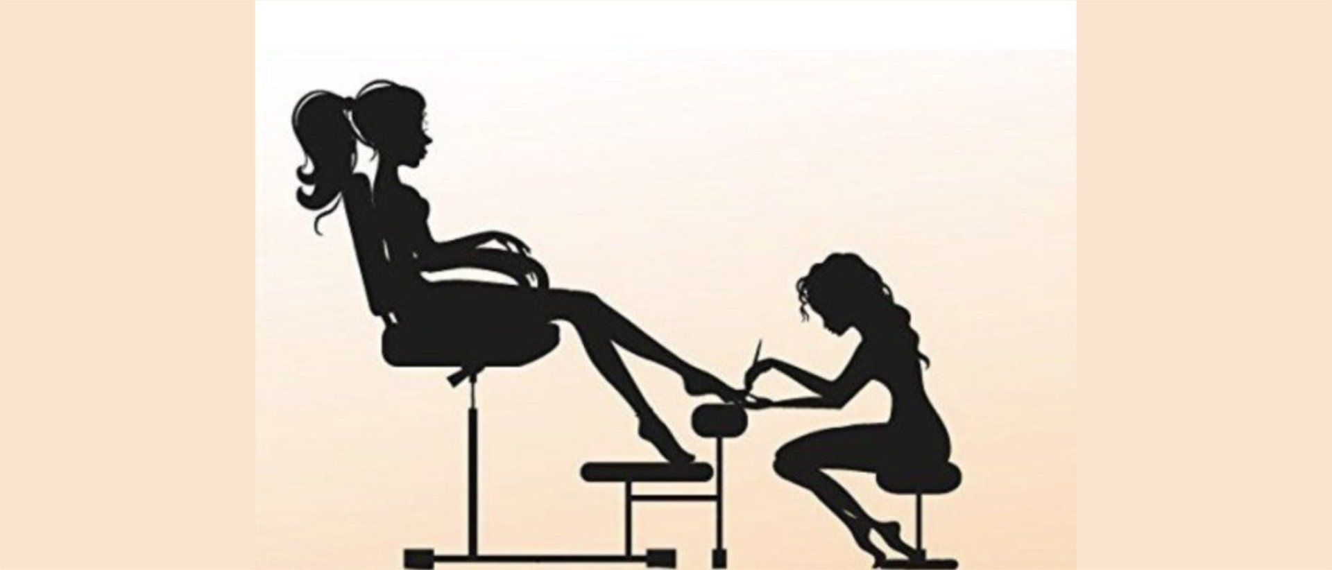 Silhouet van een zittende vrouw die een pedicure krijgt van een knielende technicus.