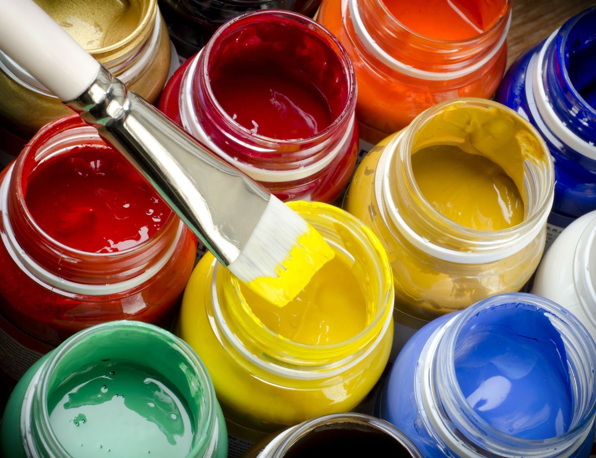 un pennello e dei barattoli di colore