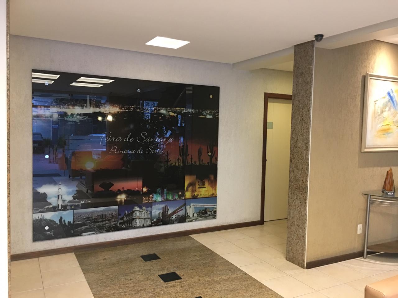 Um corredor com uma grande pintura na parede.