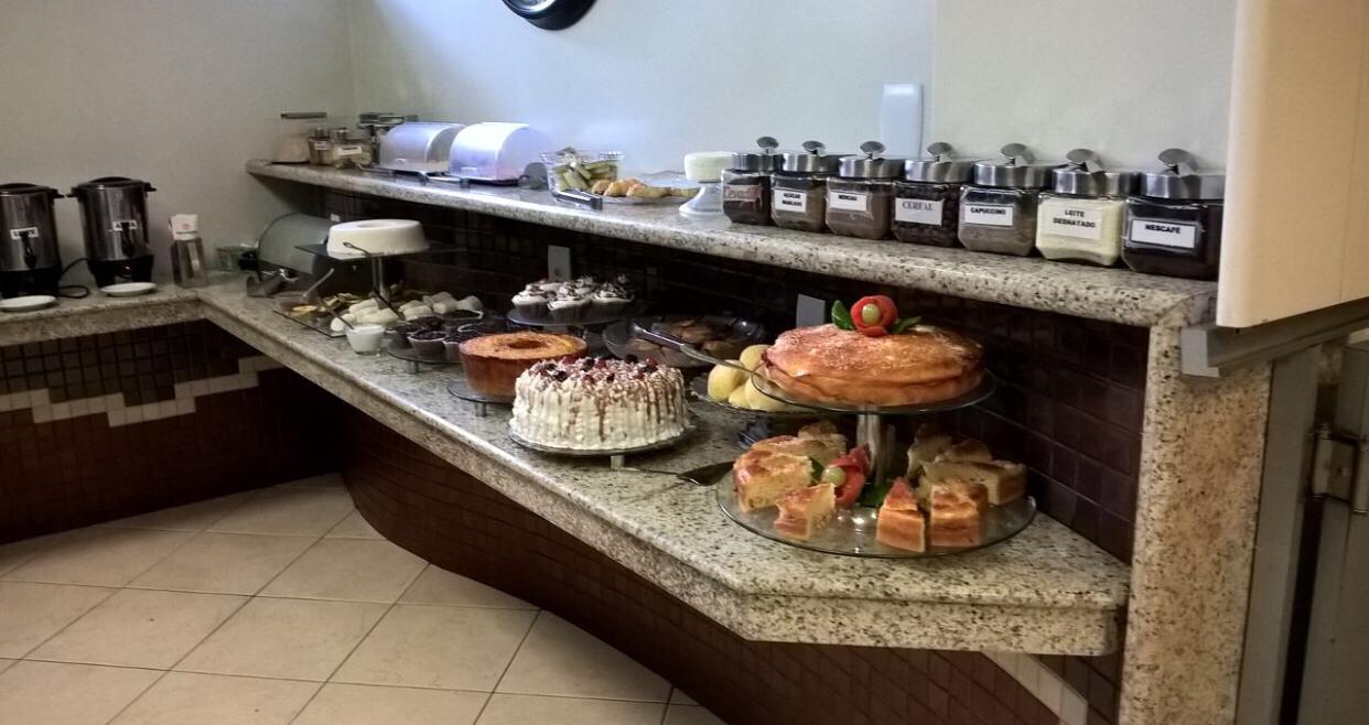 Há muitos tipos diferentes de comida no balcão.