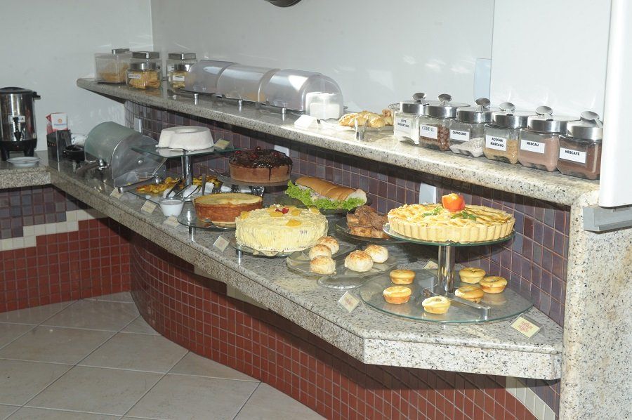 Um buffet com muita comida