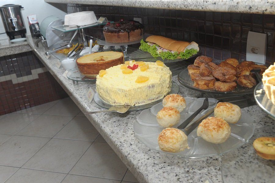 Um balcão com uma variedade de sobremesas e doces