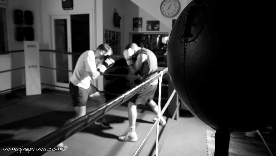 due ragazzi durante scontro di boxe