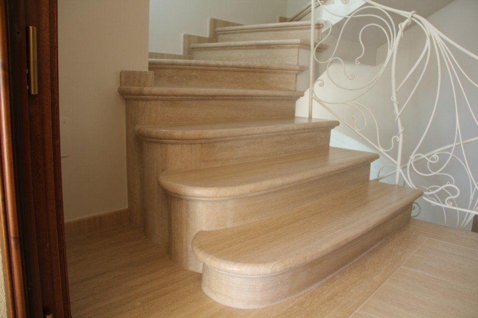 Scala in marmo bianco