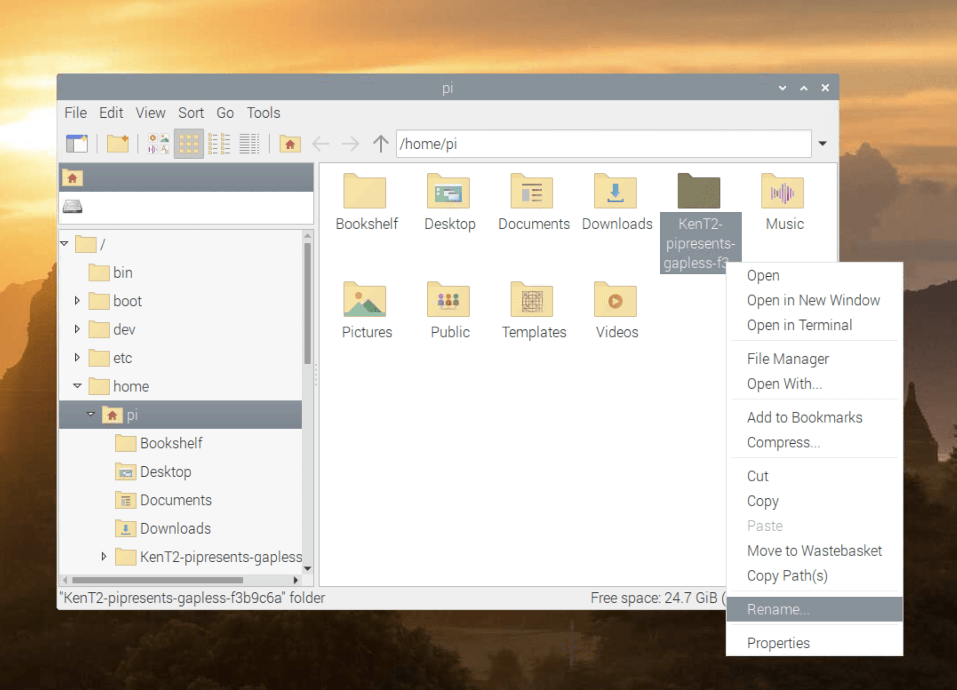 A file manager window shows folders and a right-click context menu open over a highlighted folder.