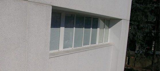 Il sistema Birdwire per l'allontanamento di gabbiani montato su un cornicione