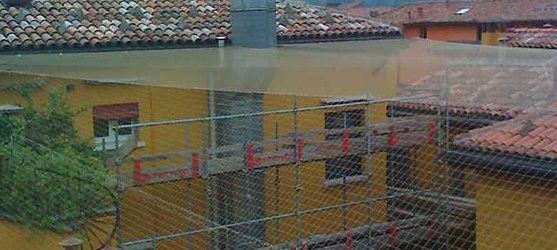 Il sistema Birdnet per l'allontanamento di uccelli montato all'interno di una corte