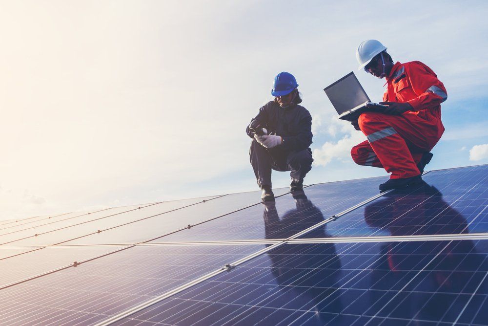 Installazione di impianti fotovoltaici da parte di due tecnici