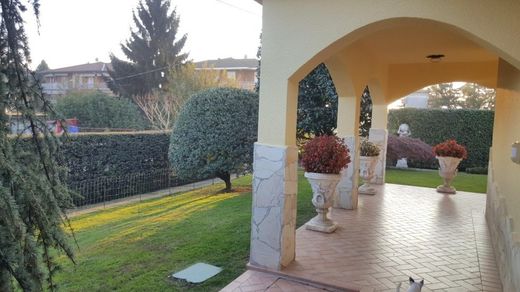 ingresso a giardino di villa con piscina