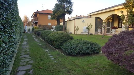 ampio giardino di villa con piscina