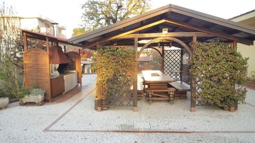 cortile di villa con piscina