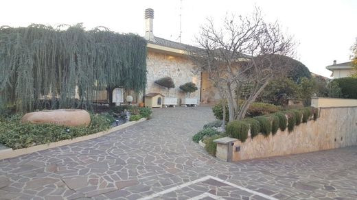 ingresso in villa con piscina