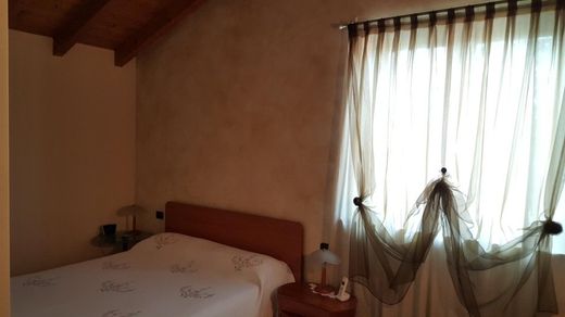 camera per gli ospiti di villa bifamiliare