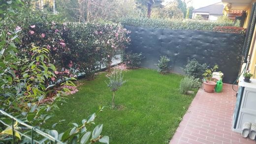 cortile di appartamento in vendita