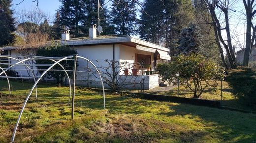 giardino di villa in collina in vendita