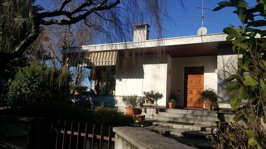 ingresso a villa in collina in vendita