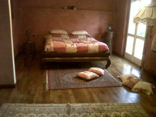 camera da letto di villa in vendita