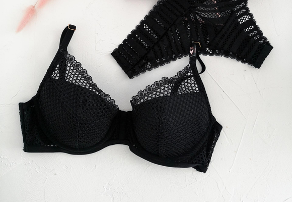 donna in biancheria intima sdraiata su di un divano