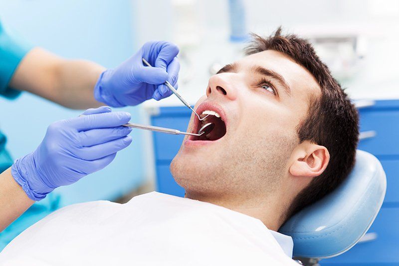 Ragazza durante una visita dentistica