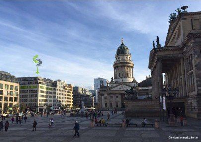 Gendarmenmarkt in Berlin mit Gebäuden, einer Kuppelkirche und Fußgängern unter einem teilweise bewölkten Himmel.