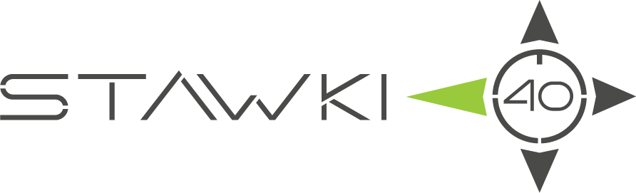 Logo dla STAWKI. Tekst z zieloną strzałką łączącą się z wzorem przypominającym kompas z liczbą „40” pośrodku.
