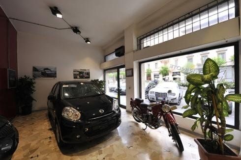 auto dentro la concessionaria Nissan