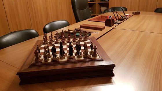 scrivania con scacchiera in stanza di studio legale