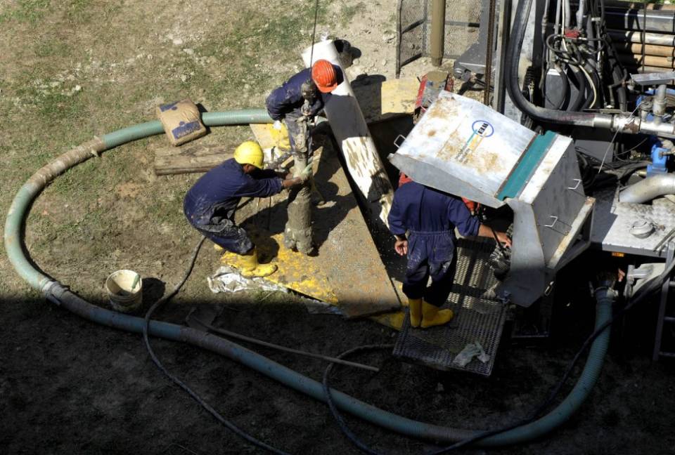 operai durante la perforazione di un pozzo