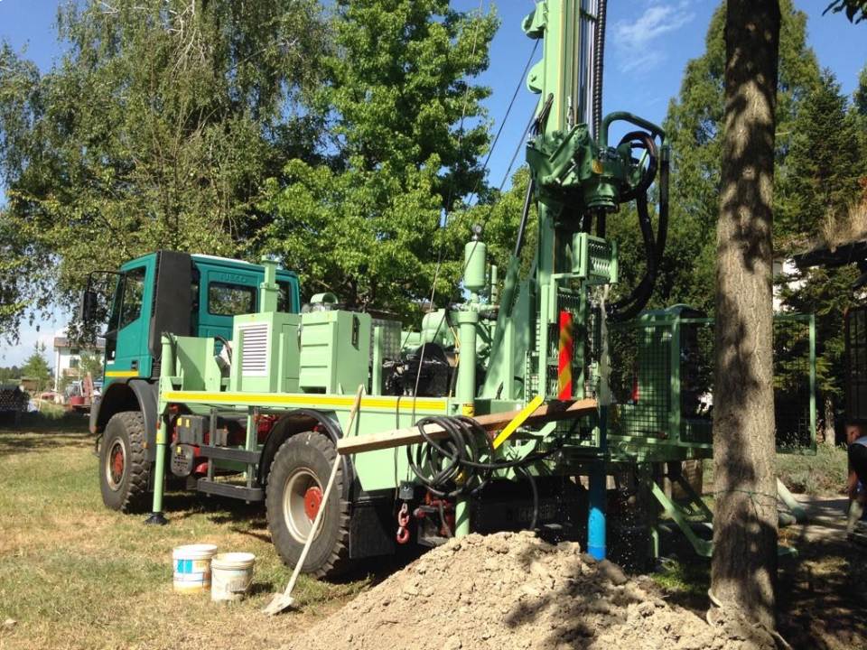 mezzo per costruzione di pozzi artesiani a Parma