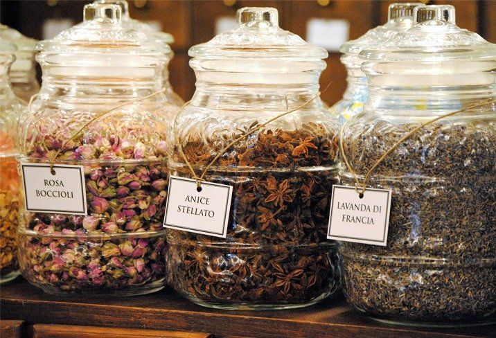 barattoli di erbe medicinali