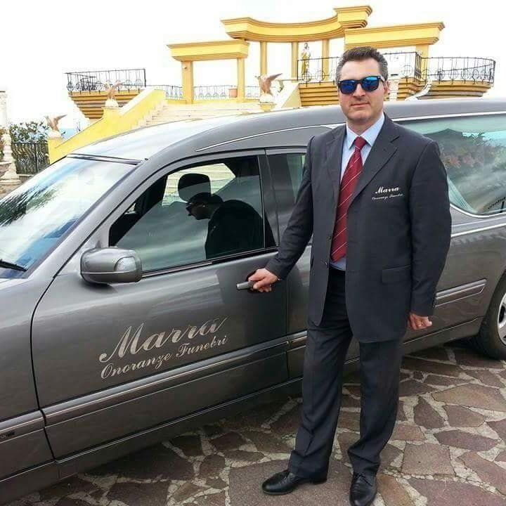 auto funebre con autista