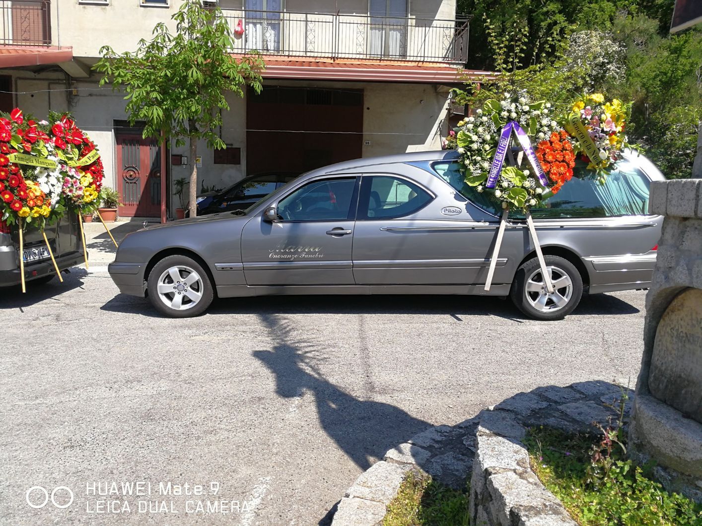 auto funebri con composizioni floreali
