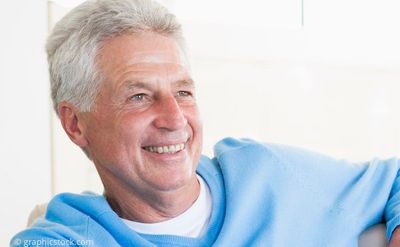 Mit Implantaten können komplett festsitzende Zähne gemacht werden, die eine Totalprothese überflüssig machen. Mit Implantaten können komplett festsitzende Zähne gemacht werden, die eine Totalprothese überflüssig machen.