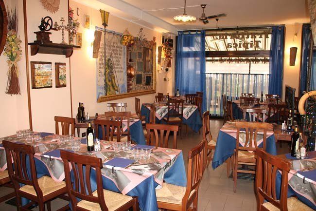 tavoli interni del ristorante