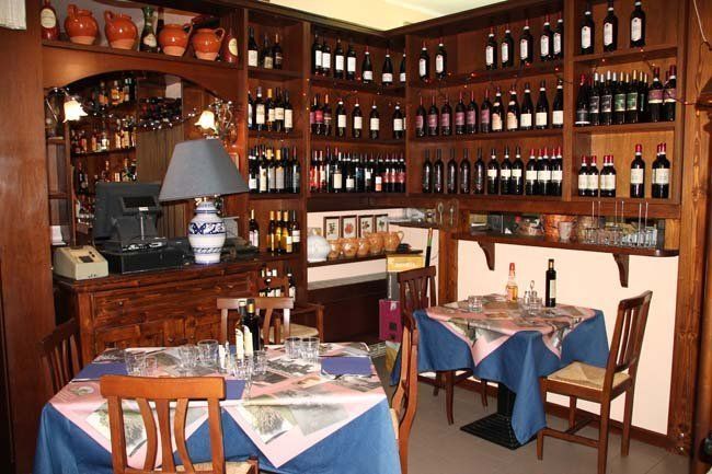 vini in esposizione della trattoria