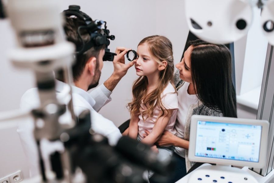 controllo della vista di una bambina