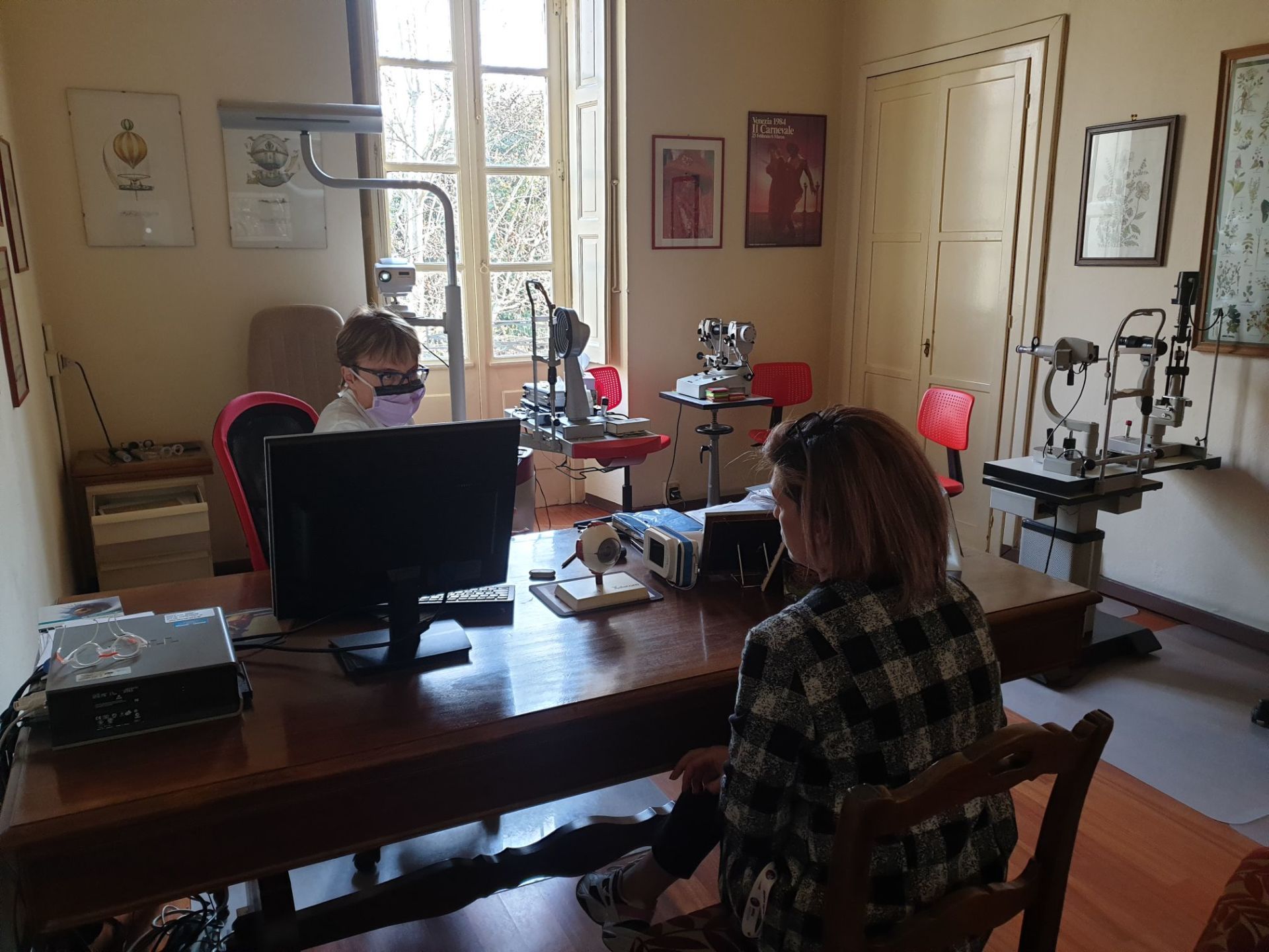 Dott.ssa Marisa Merlone durante un consulto oftalmologico