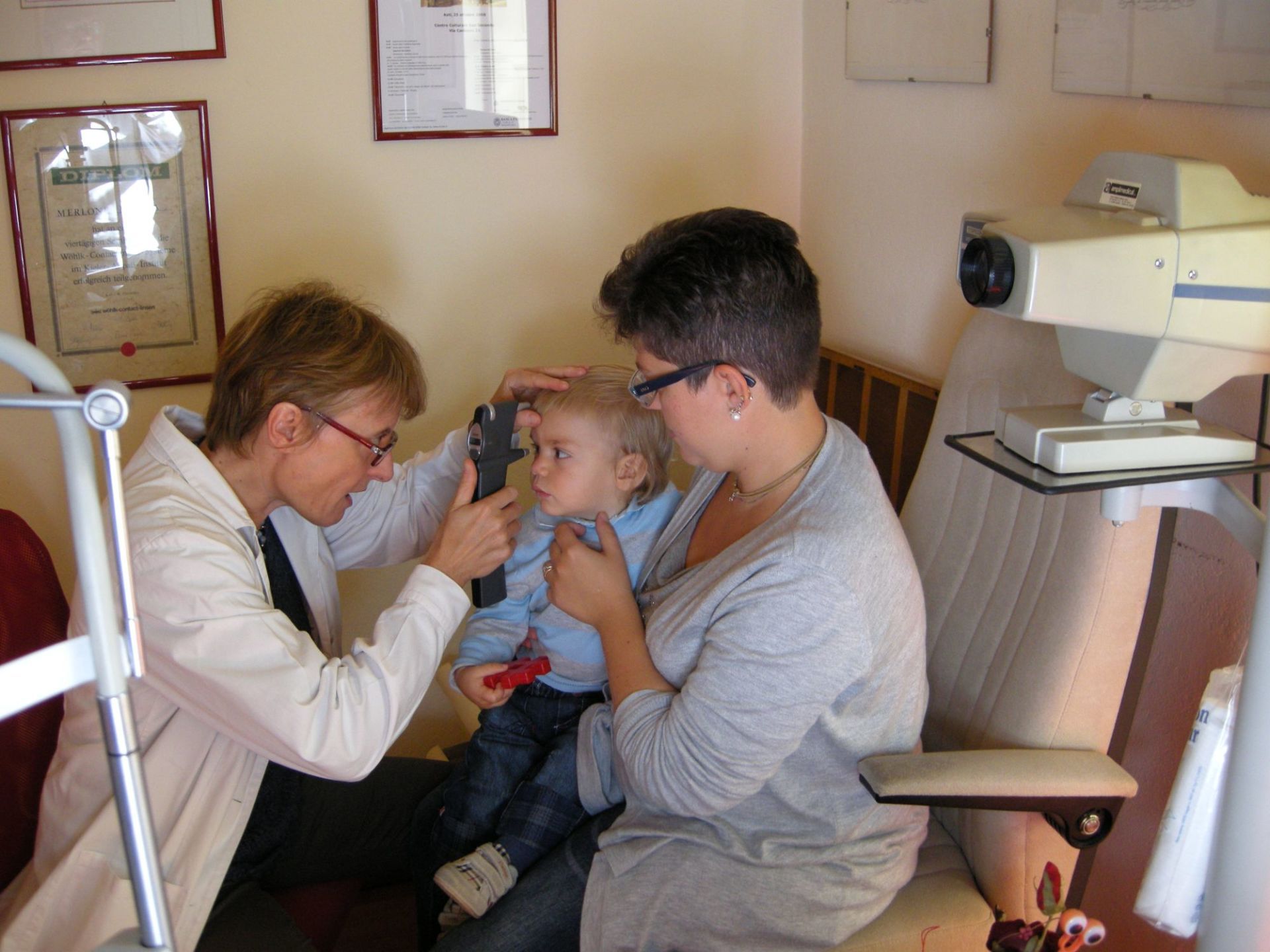 Visita oculistica a bambino in età pediatrica