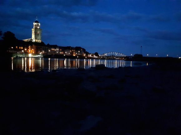 Skyline Een vuurtoren wordt 's nachts verlicht nabij een watermassa