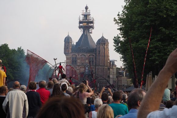 Een menigte mensen verzamelt zich voor een groot gebouw