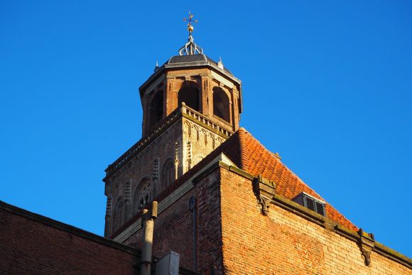 Deventer Toren Een bakstenen gebouw met daarop een klokkentoren.