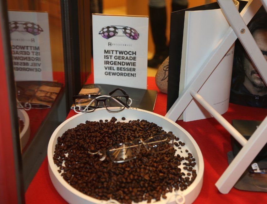 Eine Schale mit Kaffeebohnen steht auf einem Tisch neben einem Schild mit der Aufschrift „Mittwoch“