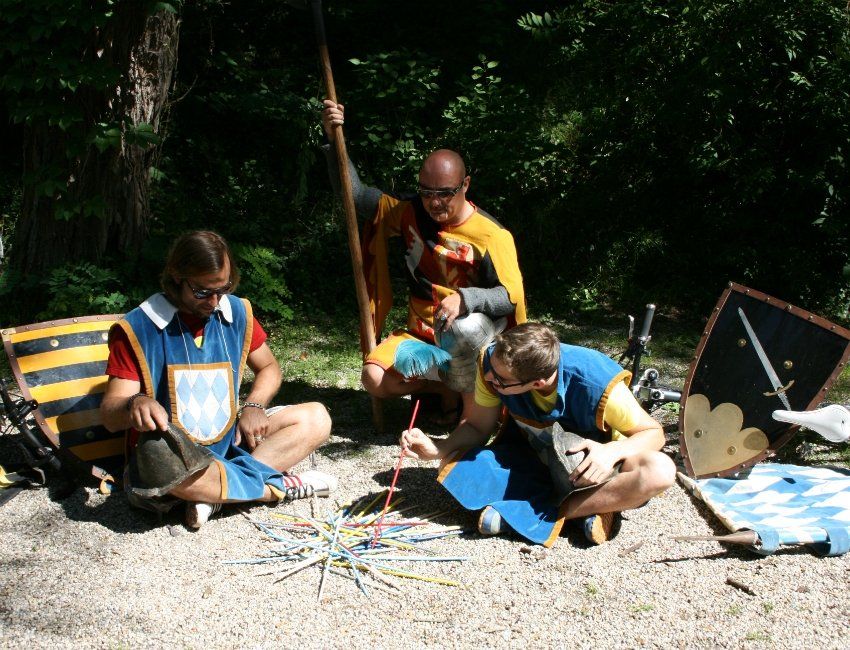 Eine Gruppe von Menschen sitzt auf dem Boden und spielt ein Spiel