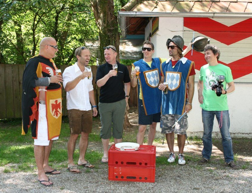Eine Gruppe von Männern steht vor einer roten Kiste