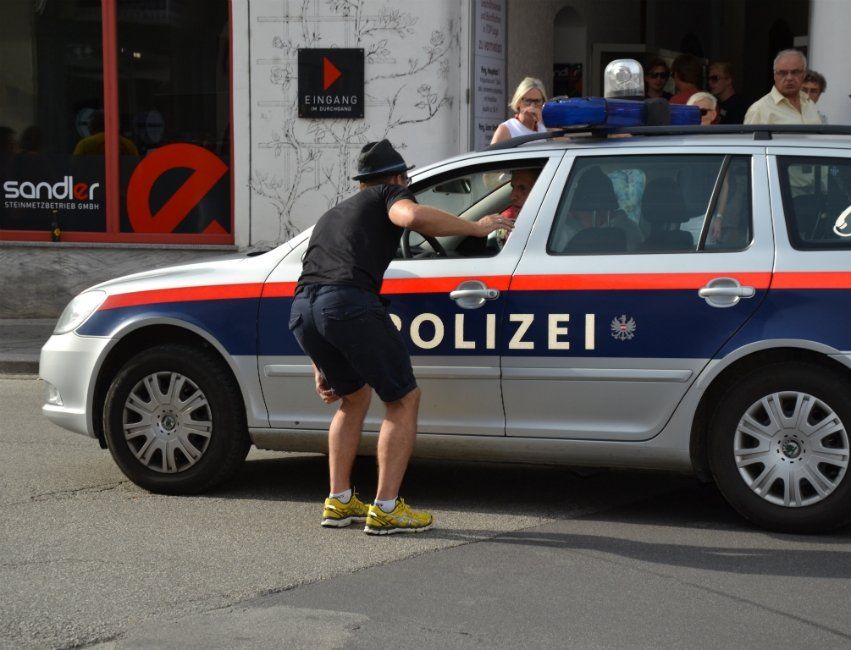 Ein Mann steigt aus einem Polizeiauto
